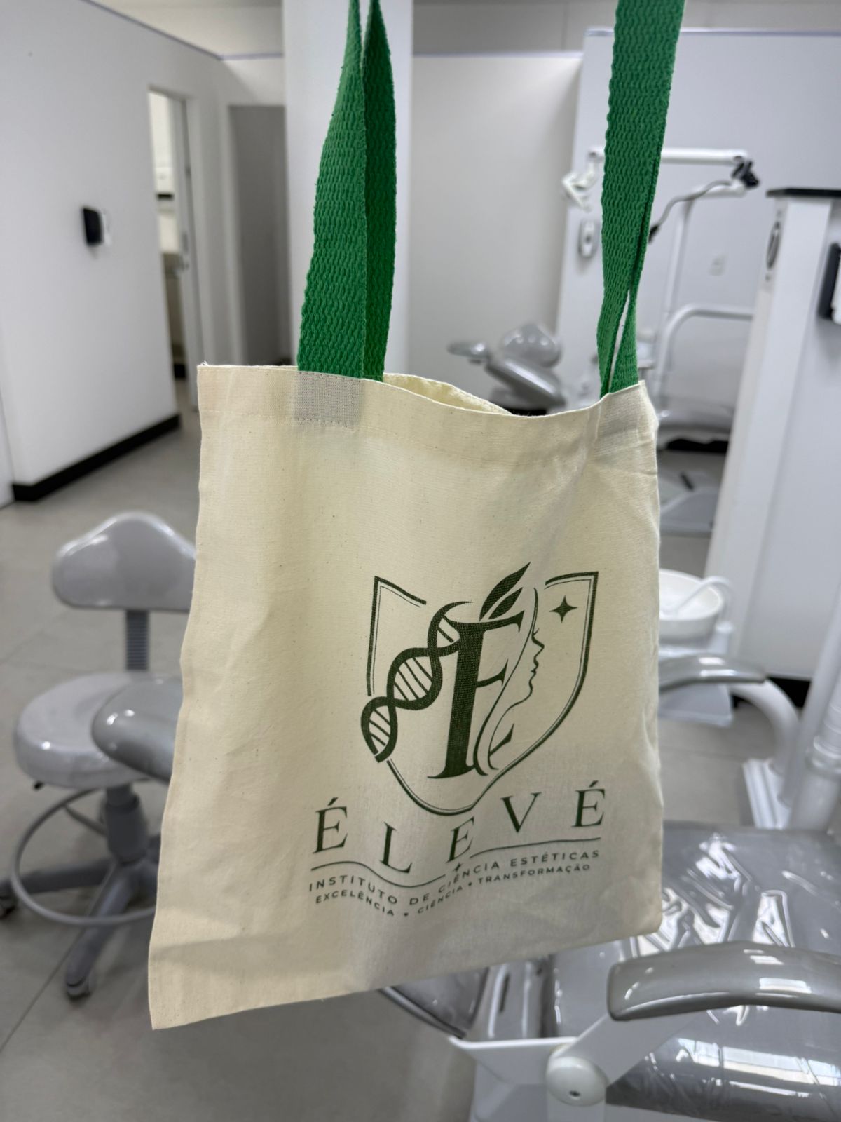 Ecobag com o logo do Instituto ÉLEVÉ dentro da unidade clínica