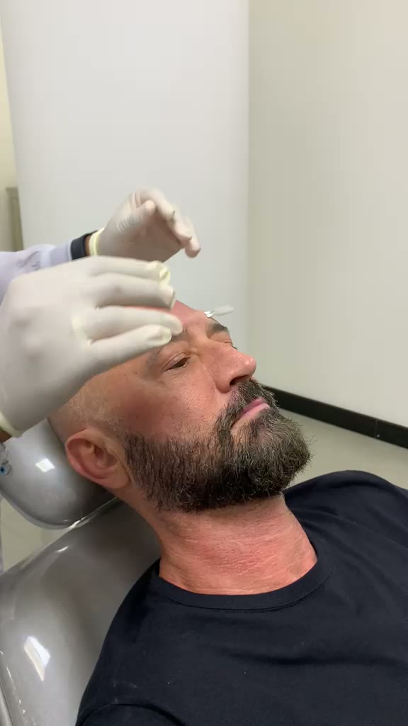 Vídeo de atendimento facial realizado na ÉLEVÉ Clinic