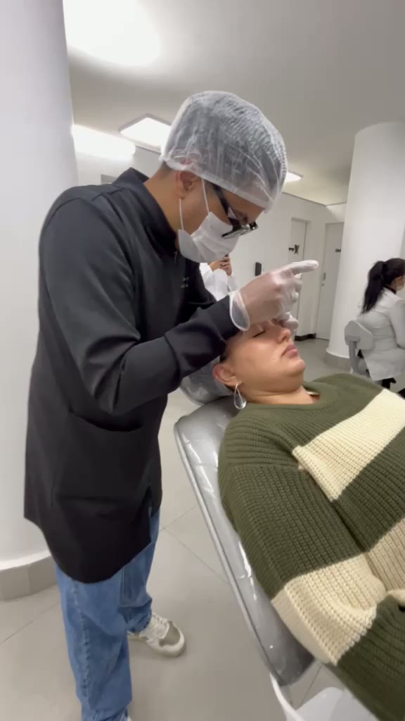 Vídeo de equipe em atendimento na ÉLEVÉ Clinic
