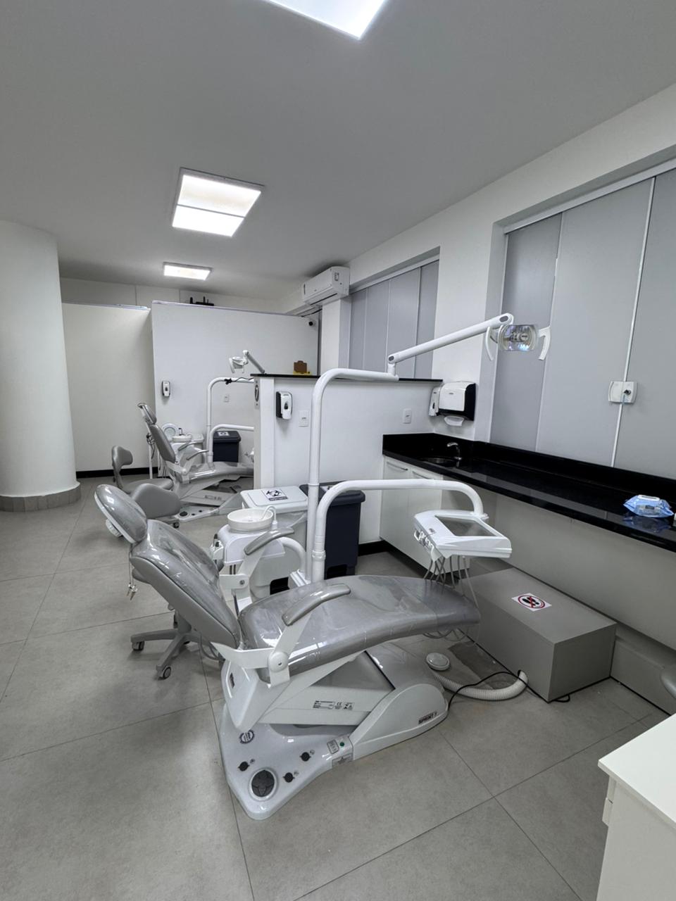 Sala clínica com equipamentos
